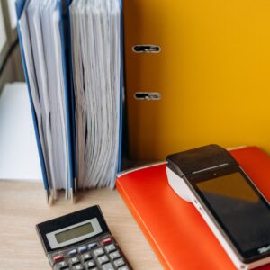 Calculadora e documentos organizados sobre mesa de escritório para análise financeira