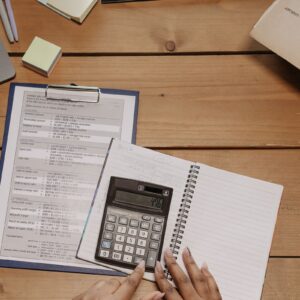 Documentos fiscais e calculadora em mesa de escritório, vista superior