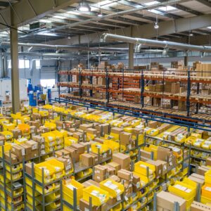 Prateleiras de armazém organizadas com caixas e produtos em estoque