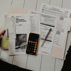 Calculadora e documentos fiscais sobre mesa de escritório, representando o planejamento de obrigações fiscais de novembro de 2026.